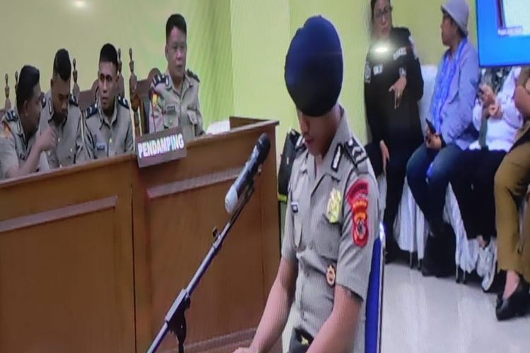 Bripda Mesias Siahay, oknum Brimob Batalyol C Pelopor Polda Maluku, tersangka penganiaya pelajar di Kota Tual hingga tewas mendengarkan pembacaan putusan hasil sidang kode etik yang berlangsung di ruang disiplin Bidang Propam Polda Maluku, Selasa (24/2/2026) dini hari.