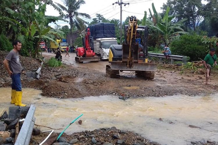 Beberapa alat berat membersihkan material banjir dan longsor di Jalan Lintas Barat (Jalinbar) Sumatera di wilayah Kecamatan Sedayu, Tanggamus, Jumat (10/1/2020). Banjir dan longsor membuat Jalinbar Sumatera dari dan menuju Bengkulu putus total sejak Kamis (9/1/2020) sore. 