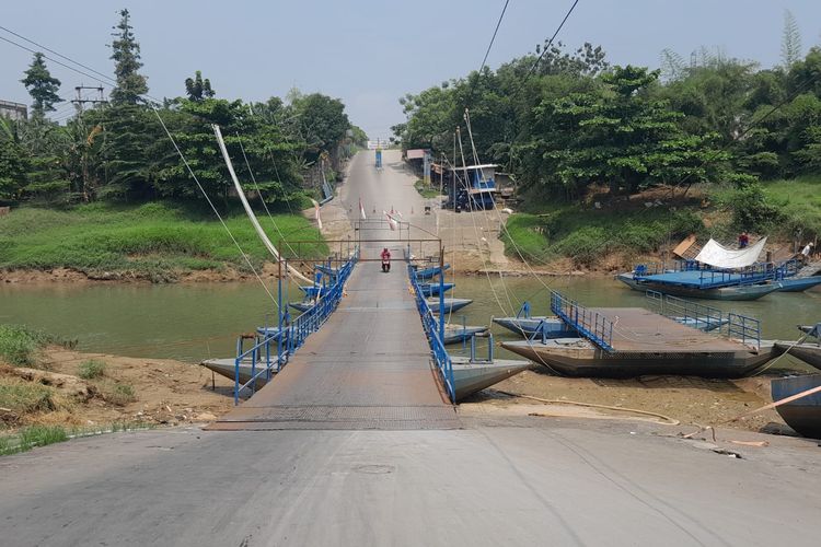 Jembatan Perahu Haji Endang di Desa Anggadita, Kecamatan Klari, Karawang, Jawa Barat, dipasangi spanduk tak berizin oleh Balai Besar Wilayah Sungai (BBWS) Citarum pada Senin (28/4/2025).