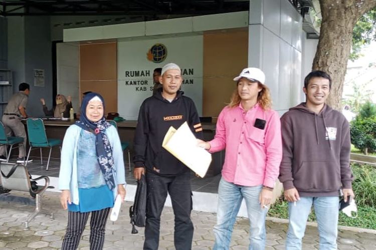 Warga Candigaron usai mengecek sertifikat miliknya di BPN Kabupaten Semarang