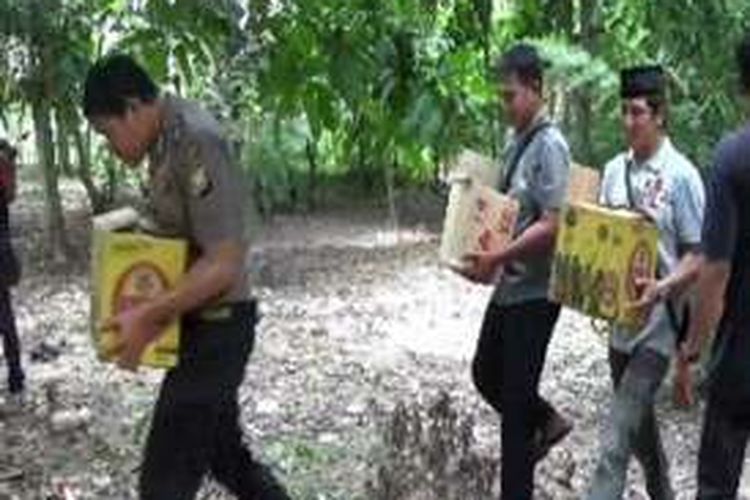 Polisi terlibat aksi kejar-kejaran dengan pemilik kafe dan miras di Desa Padalloang, Pinrang, Sulawesi Selatan, saat berusaha menyembunyikan ratusan botol miras di kebun pisang milik warga, Rabu (20/4/2016).
