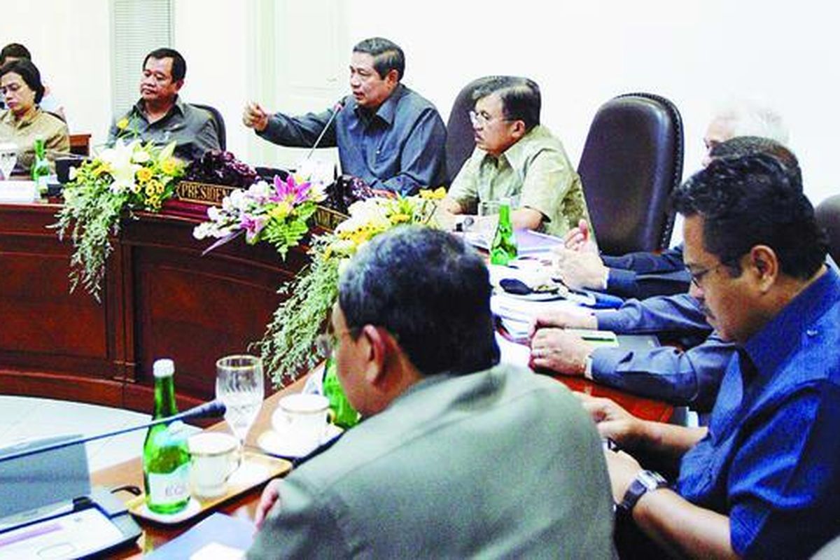 Rapat terbatas, yang dipimpin Presiden Susilo Bambang Yudhoyono dan Wakil Presiden Jusuf Kalla, di Kantor Presiden, Jakarta, Minggu (14/12), menetapkan penurunan harga BBM jenis premiun dan  solar. Rapat terbatas diikuti oleh sejumlah menteri Kabinet Indonesia Bersatu .