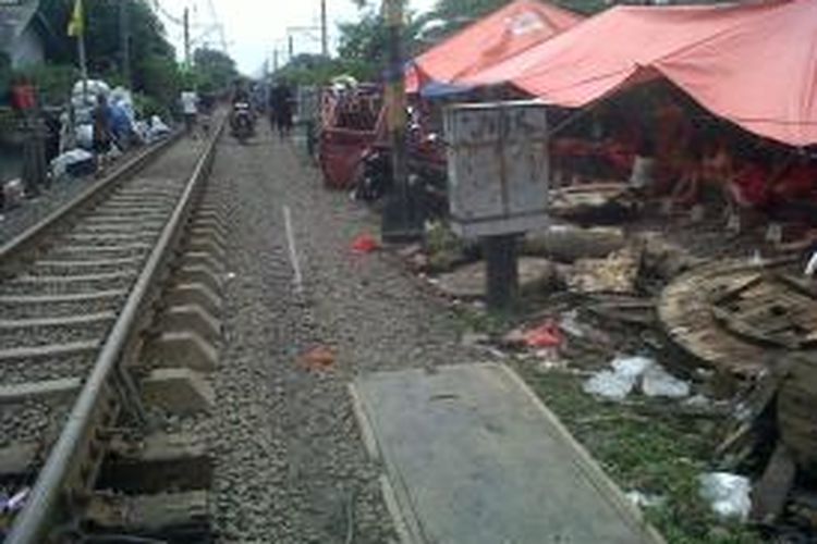 Ilustrasi: Puluhan warga RW 08 di kawasan Pesing, Kedoya Utara, Kebon Jeruk, Jakarta Barat, mengungsi ke dalam tenda-tenda di pinggir rel kereta api Pesing untuk berlindung dari banjir yang merendam rumah mereka, Senin (13/1/2014).