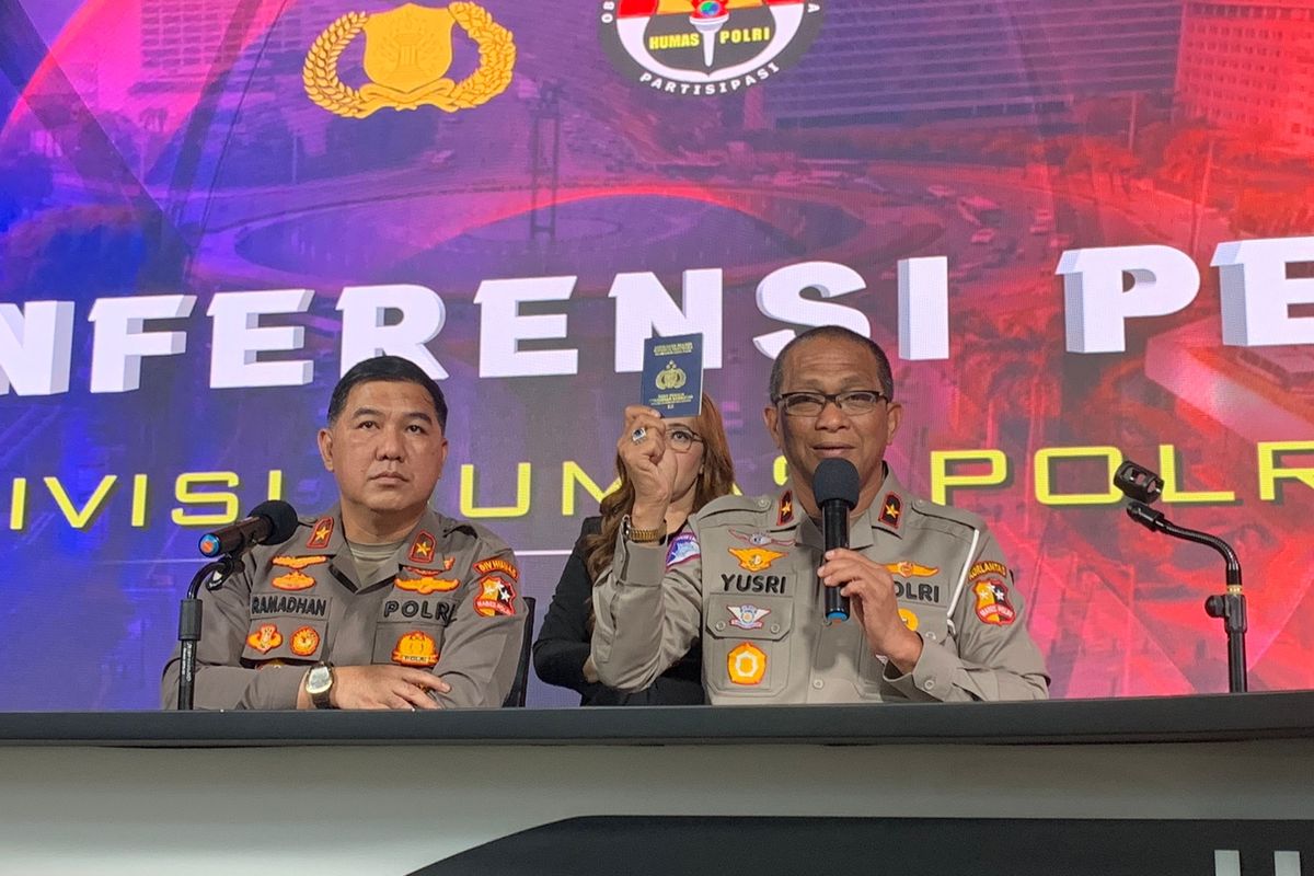 Direktur Registrasi dan Identifikasi (Dirregident) Korlantas Polri Brigjen Pol Yusri Yunus menunjukkan BPKB elektronik di Mabes Polri, Jakarta, Kamis (26/1/2023).