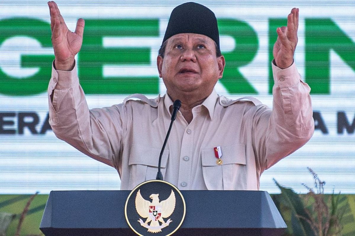 Presiden Prabowo Subianto menyampaikan pidato saat peluncuran Gerakan Indonesia Menanam (Gerina) di Desa Sungai Pinang, Kecamatan Rambutan, Kabupaten Banyuasin, Sumatera Selatan, Rabu (23/4/2025). Presiden meluncurkan Gerina yang menjadi langkah strategis menuju kemandirian pangan dan menjadikan Indonesia sebagai lumbung pangan dunia. ANTARA FOTO/Nova Wahyudi/nym.