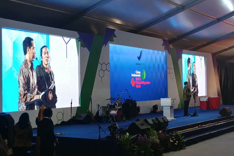 Presiddn Jokowi bersama Bimbim Slank saat menghadiri Pencanangan Aksi Nasional Pemberantasan Obat Ilegal dan Penyalahgunaan Obat, di Bumi Perkemahan Cibubur, Jakarta Timur, Selasa (3/9/2017).