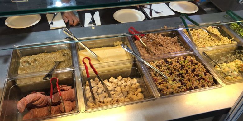 Salad bar yang disajikan ke atlet Asian Games di Wisma Atlet, Kemayoran. 