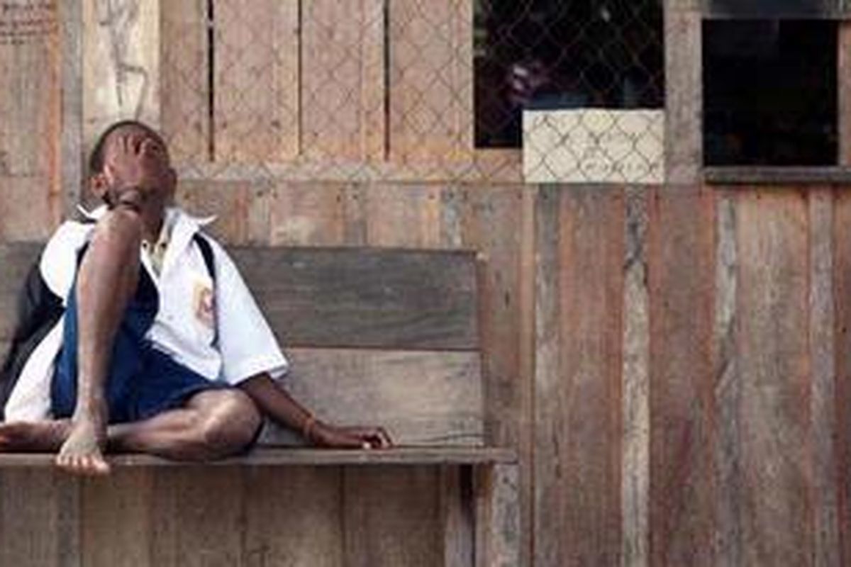 Lelah Menunggu Angkutan Rexy, siswa Sekolah Menengah Pertama Negeri 1 Keerom, di Distrik Waris, Kabupaten Keerom, Papua, lelah menunggu tumpangan pulang di sebuah warung, Senn (18/4/2011). Tidak sedikit siswa yang harus berjalan kaki puluhan kilometer untuk menuju sekolah mereka karena tidak adanya transportasi. 