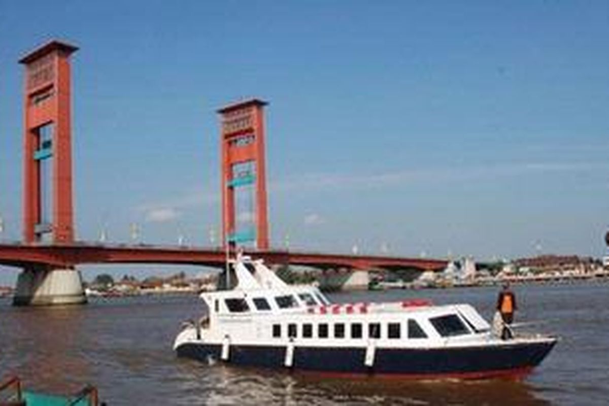 ILUSTRASI - Bus Air Pangeran Sido Ing Lautan mengarungi Sungai Musi, melintas di Dermaga Pariwisata, Benteng Kuto Besak, Palembang.