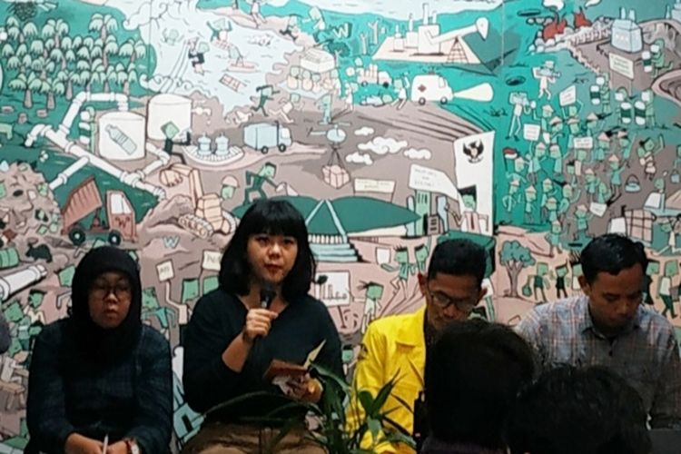 Ketua Serikat Pekerja Media dan Industri Kreatif untuk Demokrasi (Sindikasi) Ellena Ekarahendy dalam konferensi pers di Kantor WALHI, Jakarta Selatan (20/2/2020). 