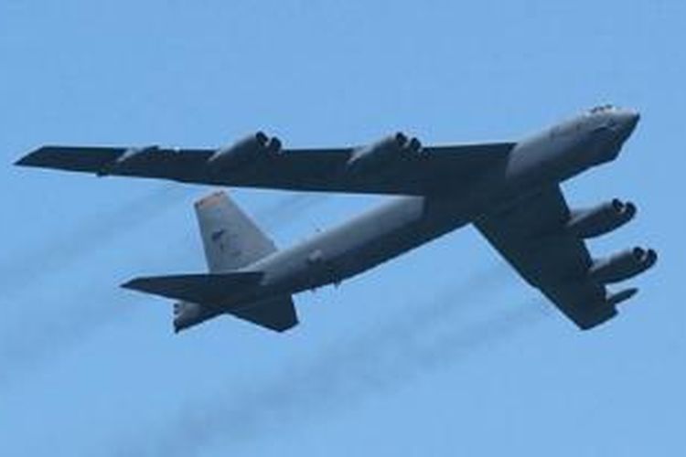 Militer AS menerbangkan dua pesawat pembom B-52 di ata wilayah sengketa Laut China selatan tanpa memberitahu China, Senin 25/11.