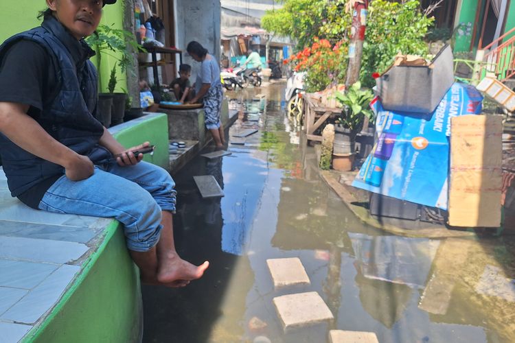 Aktivitas Warga Pademangan Terganggu Imbas Banjir akibat Pembangunan Jalan Tol