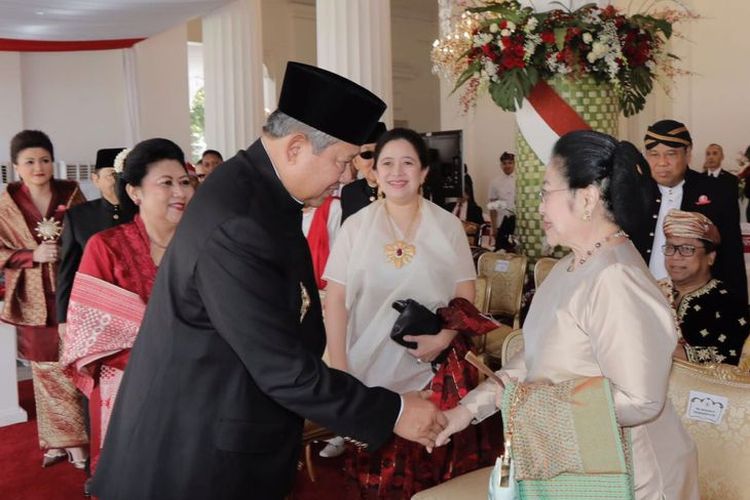 Presiden kelima RI Megawati Soekarnoputri dan Presiden keenam Susilo Bambang Yudhoyono sempat bersalaman dan saling menyapa saat keduanya hadir di Istana Merdeka, Jakarta, Kamis (17/8/2017). Kedua tokoh tersebut hadir di istana untuk mengikuti upacara peringatan hari ulang tahun Republik Indonesia ke-72. (Anung Anindito (Dokumentasi Susilo Bambang Yudhoyono))