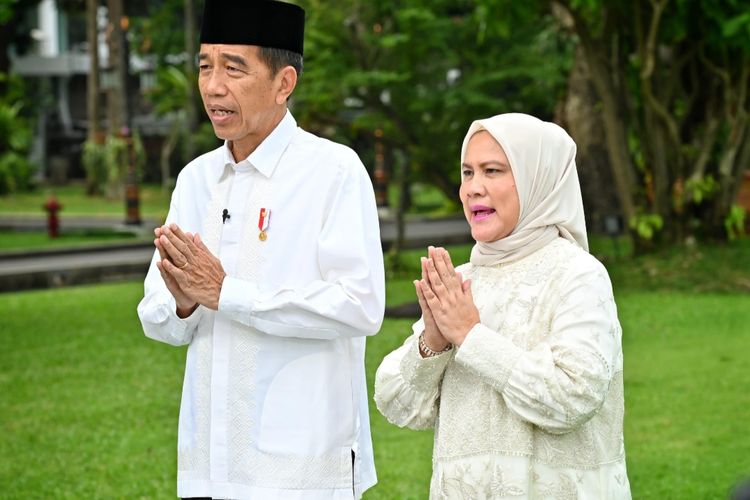 Presiden Joko Widodo dan Ibu Negara Iriana Joko Widodo saat menyampaikan ucapan selamat hari raya Idul Fitri 1445 Hijriyah, sebagaimana diunggah channel YouTube Sekretariat Presiden, Selasa (9/4/2024).