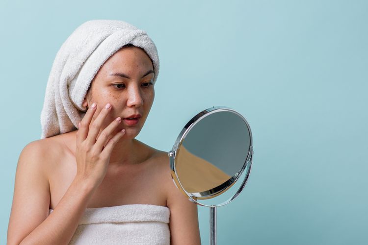 Menggunakan produk perawatan kecantikan yang tidak tepat adalah salah satu penyebab kulit wajah kering dan mengelupas.