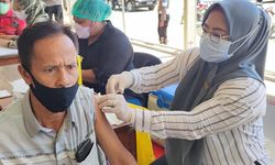TNI, Polri, dan IPDN Gelar Vaksinasi Massal Jelang PON XX 2021 di Papua