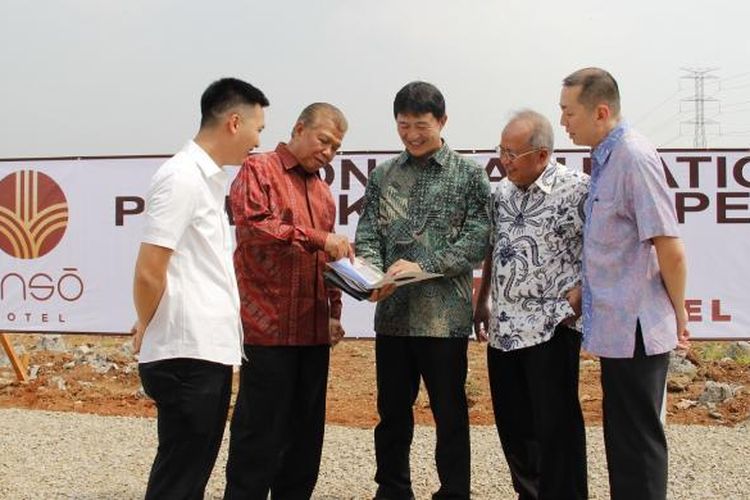 PT Bekasi Fajar Industrial Estate Tbk (BEST) memulai konstruksi proyek Enso Hotel di dalam area komersial kawasan industri MM2100, Senin (15/6/2015). Tampak dalam gambar, CEO PT BEST Yoshihiro Kobi tengah menjelaskan profil hotel kepada Komisaris BEST Marzuki Usman, didampingi Direktur BEST Erick Wihardja, Direktur BEST Herbudianto, dan Komisaris Hungkang Sutedja.