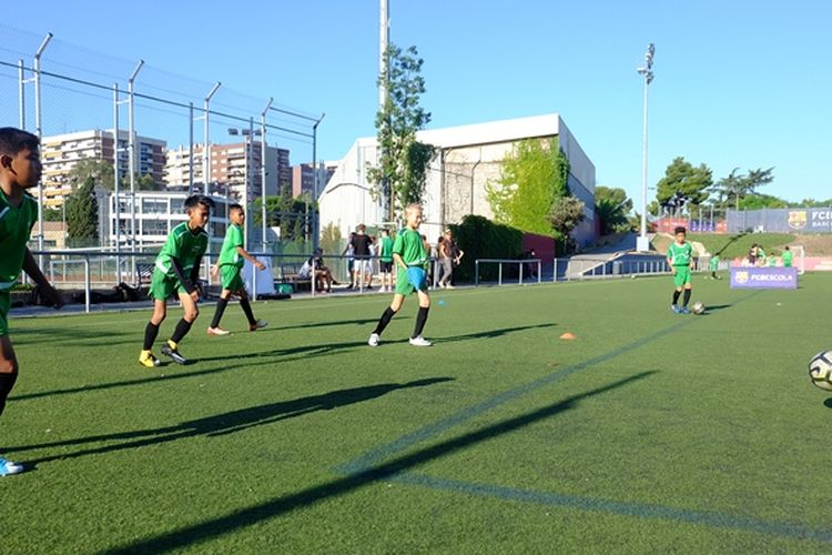 Sepuluh siswa sekolah dasar mendapatkan pelatihan sepak bola berupa basic El Rondo, drill possesion dan drill positioning dari pelatih FCBEscola Barcelona. Bersama dengan anak-anak lainnya dari Vietnam serta beberapa negara Oseania, Karibia dan Amerika Selatan, kesepuluh siswa tersebut mendapatkan pelatihan teknik dasar sepak bola mulai tanggal 19-24 Agustus.