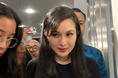 Sandra Dewi Terus Menunduk Sembari Jalan Masuk ke Mobil Usai Diperiksa Kejagung