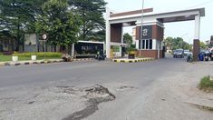 Gapura Rp 1 Miliar Dukuh Zamrud Bekasi Berdiri Megah, Jalan Depannya Rusak dan Berlubang