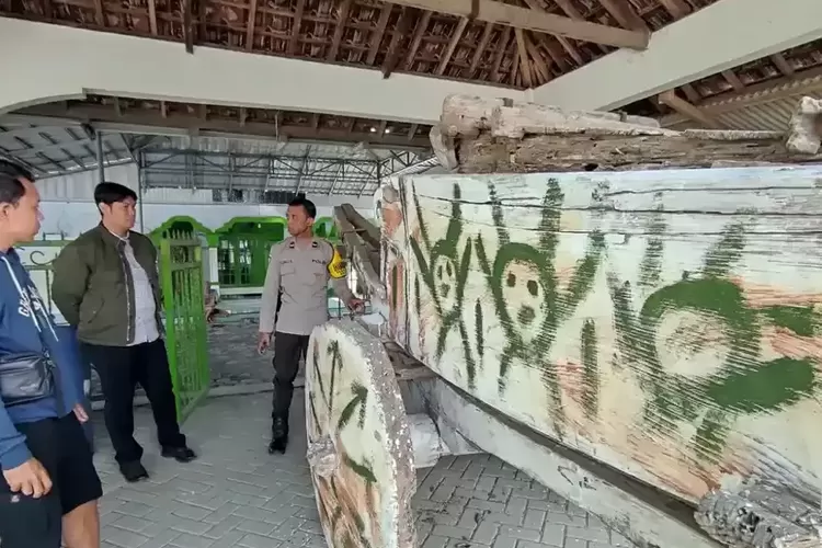 Aksi Vandalisme di Kediri, Kereta Kuno Berusia 100 Tahun Mbah Gleyor Dicoret Cat