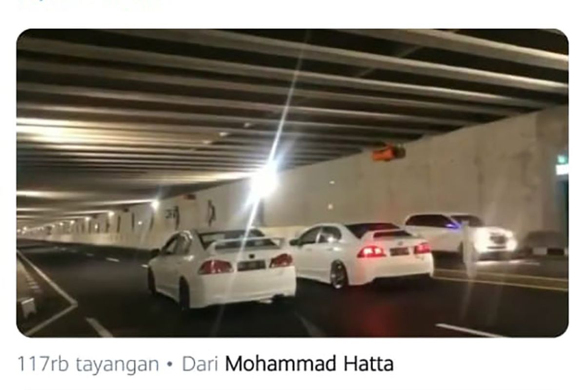 Dua mobil sedan menggunakan underpass kulonprogo sebagai arena untuk balap liar