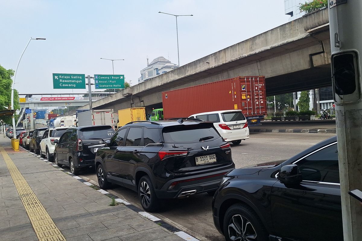 Parkir liar di dekat Polres Metro Jakarta Utara masih marak meski sudah ditertibkan.