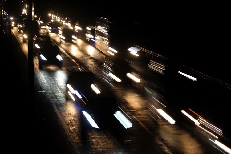 Kendaraan pemudik melintas di Tol Palimanan-Kanci, Cirebon, Jawa Tengah, Jumat (23/6/2017). Kondisi arus lalu lintas di Tol Palimanan-Kanci secara umum di seluruh jalur mudik terpantau ramai lancar.