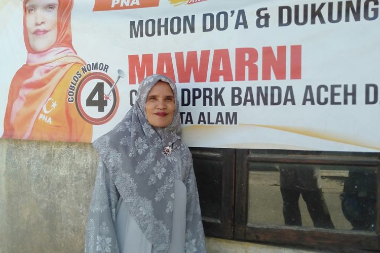 Mawarni (53) seorang penjahit bordir tradisional, mencoba peruntungan menjadi caleg dari partai lokal di Acehuntuk memperjuangkan ekonomi rakyat kecil