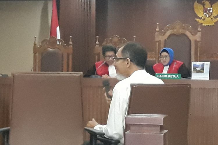 Mantan Kepala Biro Perencanaan dan Organisasi Bakamla, Nofel Hasan, duduk di kursi terdakwa di Pengadilan Tipikor Jakarta, Rabu (7/2/2018).