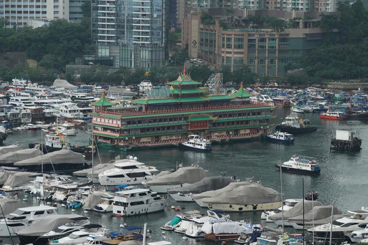 Restoran ikonik Hong Kong, Jumbo Floating Restaurant, diderek dari Hong Kong pada Selasa (14/6/2022). Restoran tersebut dipindahkan dari kota setelah perusahaan induknya gagal menemukan pemilik baru dan kekurangan dana untuk pemeliharaan setelah pembatasan Covid-19 berbulan-bulan lamanya. 