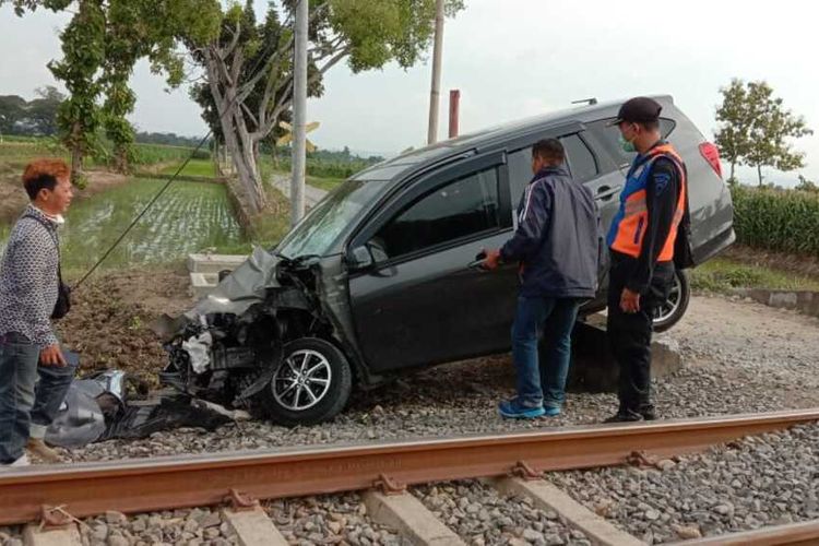 Sebuah minibus Toyota Calya remuk disambar kereta api di rel perlintasan tanpa palang pintu di Desa Gebangan, Kecamatan Tegowanu, Kabupaten Grobogan, Jawa Tengah, Kamis (14/5/2020) siang.