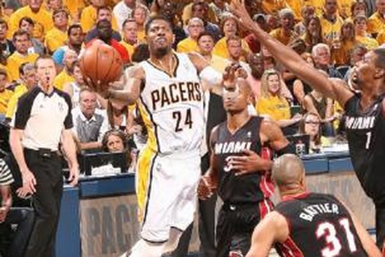 Paul George (tengah)