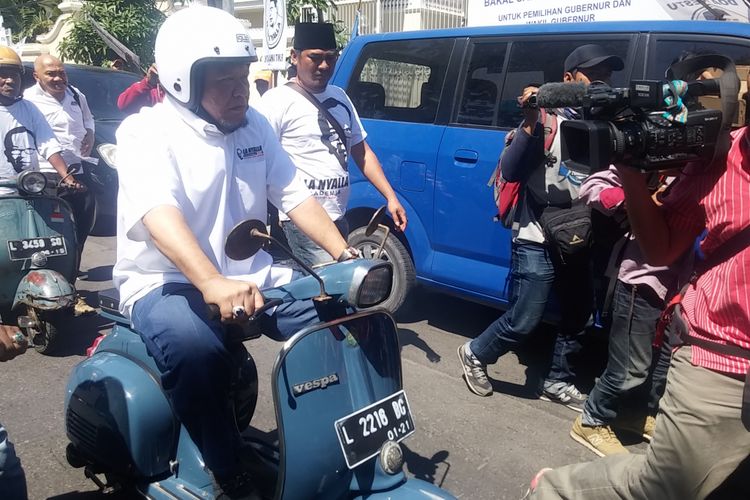La Nyalla pakai motor Vespa kesayangan ke kantor Demokrat Jatim