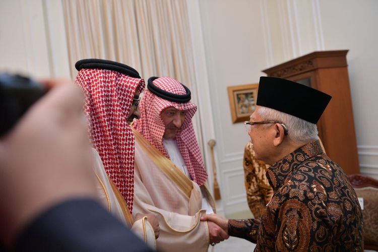 Wakil Presiden Ma'ruf Amin menerima kunjungan kehormatan Wakil Menteri Luar Negeri Arab Saudi Waleed bin Abdul Karim El-Khereji di Istana Wakil Presiden, Jakarta, Kamis (11/1/2024).