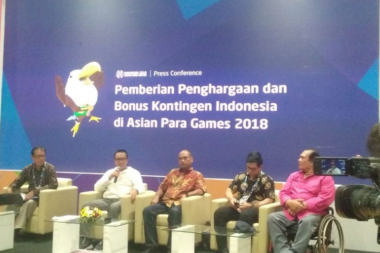 Menpora Imam Nahrawi (pakaian putih) saat memberikan keterangan dalam konferensi pers Pemberian Penghargaan dan Bonus Kontingen Indonesia pada Asian Para Games 2018 di GBK Arena, Jakarta, Jumat (12/10/2018). 