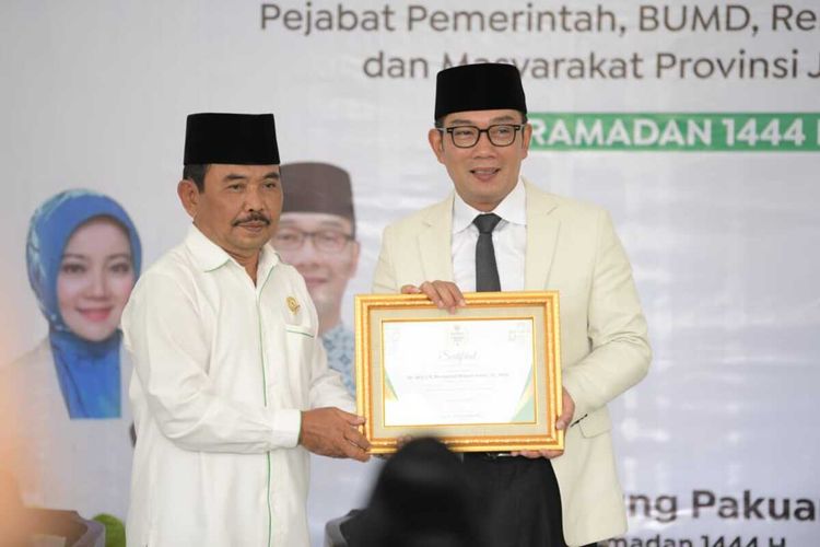 Gubernur Jawa Barat Ridwan Kamil saat menghadiri Gerakan Menunaikan Zakat melalui Baznas di Gedung Pakuan, Kota Bandung, Jawa Barat, Senin (10/4/2023).
