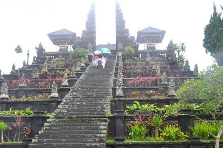 Tangga masuk ke Pura Besakih di Karangasem, Bali.