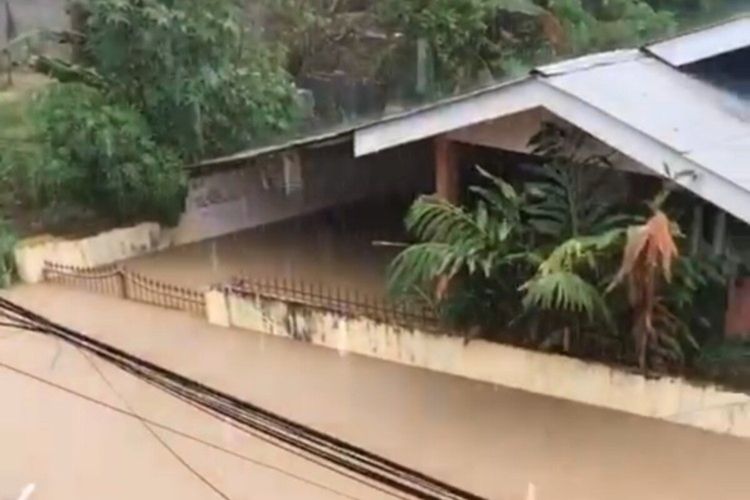 Banjir setinggi setengah tempok pagar rumah merendam permukiman warga di Kelurahan Malendeng, Manado.