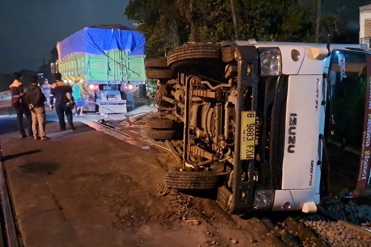 Truk Terguling di Pelintasan Lamongan, Jumat (14/3/2025).