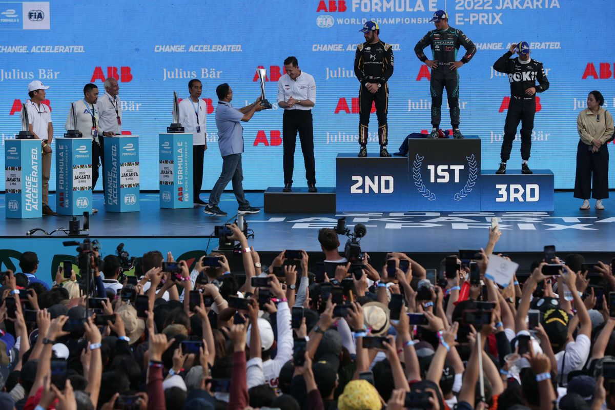 Gubernur DKI Jakarta Anies Rasyid Baswedan menyerahkan piala kepada juara Formula E di Jakarta International E-Prix Circuit (JIEC), Ancol, Jakarta, Sabtu (4/6/2022). Mitch Evans keluar sebagai juara Formula E Jakarta.