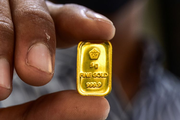 Seorang pegawai menunjukkan kepingan emas di sebuah toko perhiasan di Kota Pekanbaru, Riau, Selasa (28/7/2020). Harga emas PT Aneka Tambang (Persero) Tbk pada Selasa (28/7/2020) berada di angka Rp 1.022.000 per gram, posisi tertinggi sepanjang masa emas Antam diperjualbelikan.