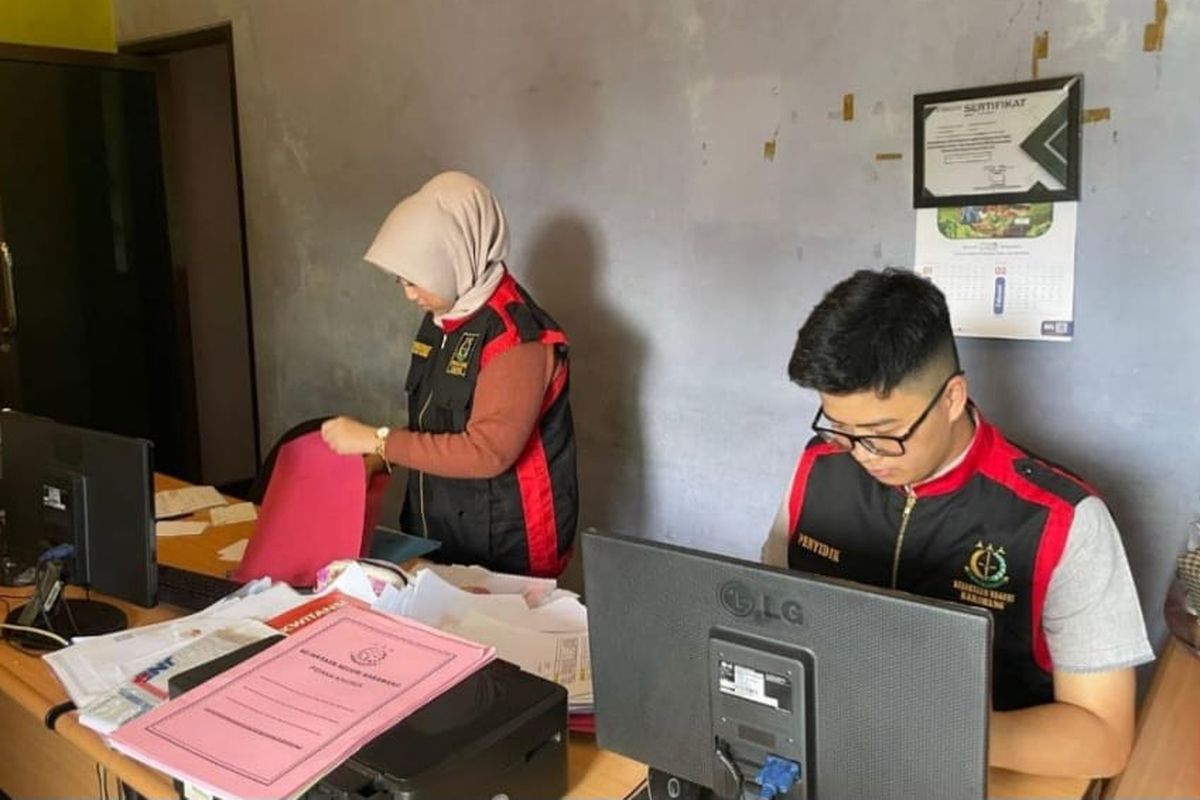 Aparat Kejaksaan Negeri Karawang menggeledah kantor PT Abadi Tiga Saudara (ATS) dan rumah H, tersangka  kasus korupsi penyaluran pupuk subsidi yang merugikan negara Rp 14,5 miliar, di Desa Dawuan Tengah,  Kecamatan Cikampek, Karawang, Jawa Barat, Selasa (27/2/2024).