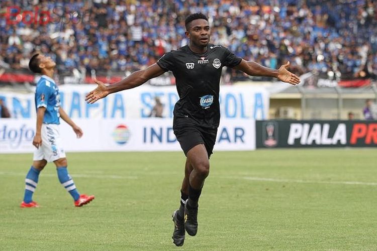 Striker PS Tira-Persikabo Osas Saha selebrasi usai membobol gawang Persib Bandung dalam laga pembuka Piala Presiden 2019 di Stadion Si Jalak Harupat, Soreang, Kabupaten Bandung, Sabtu (2/3/2019) sore WIB. Osas Saha kini berseragam Persita Tangerang dan dia sempat memancing emosi mantan klubnya itu yang kini berganti nama menjadi Persikabo 1973 dalam laga Liga 1 2022-23.