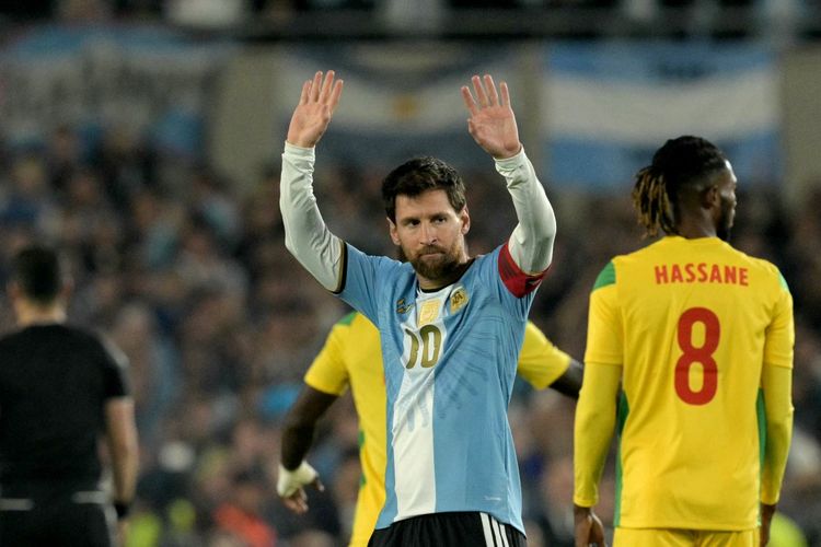 Messi Terima Kado Spesial: Patung Penuh Makna, Bunga Mawar, dan Surat