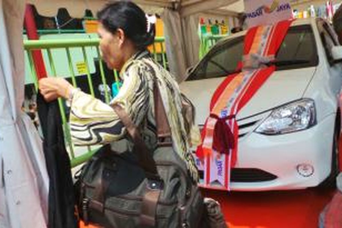 Sebuah mobil dipajang di depan Pasar Blok G Tanah Abang, Jakarta Pusat, Jumat (13/9/2013). Mobil itu merupakan hadiah untuk pembeli pasar tersebut.