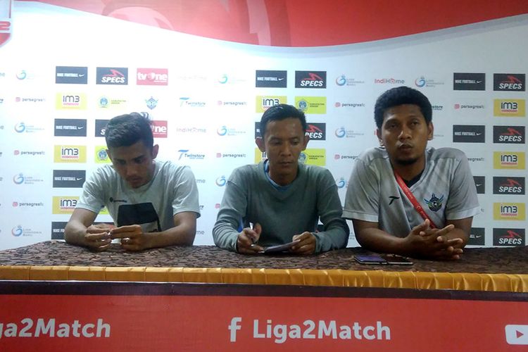 Asisten pelatih Persegres Gresik United, Fery Hadi Kurniawan (kanan).