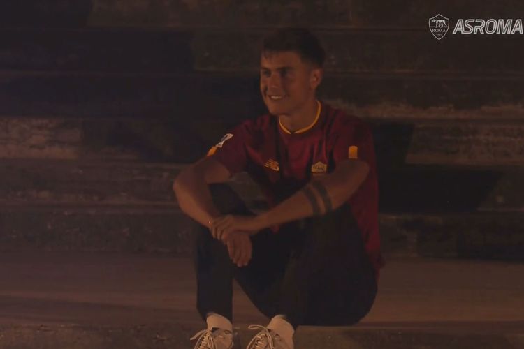 Paulo Dybala duduk dan mendengarkan lantunan nyanyian para fans AS Roma di acara perkenalan sang pemain di Gedung Palazzo della Civilta atau Square Colosseum, Selasa (26/7/2022).