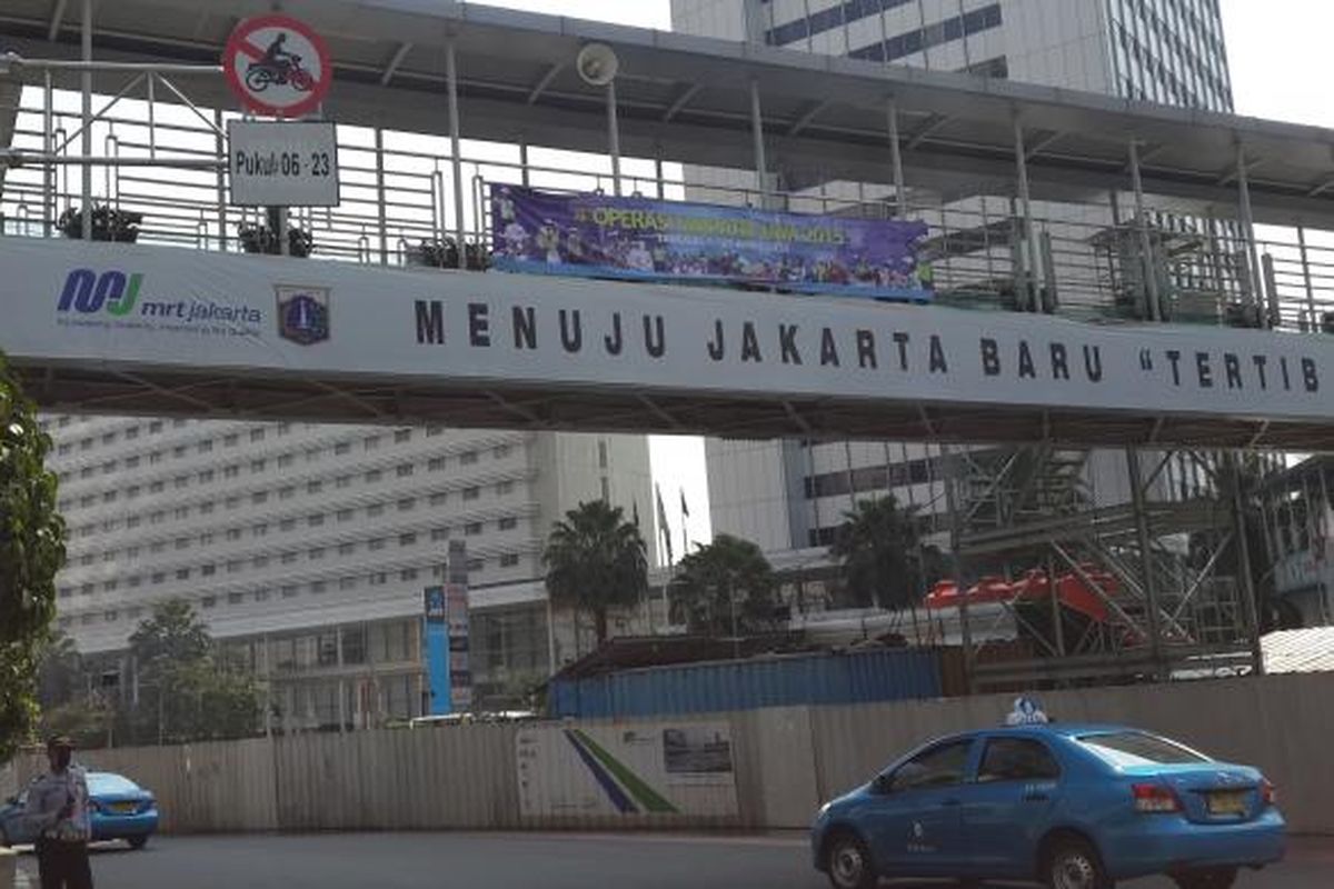 Larangan sepeda motor di Jalan MH Thamrin, Bundaran Hotel Indonesia, Jakarta Pusat.