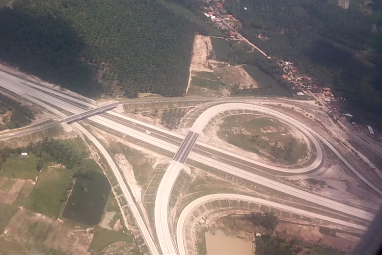 Penampakan dari udara ruas tol di kawasan Tulang Bawang, Lampung, Kamis (31/1/2019).